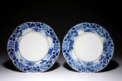 Een paar Chinese blauwwitte gelobde borden met figuratieve medaillons, Kangxi