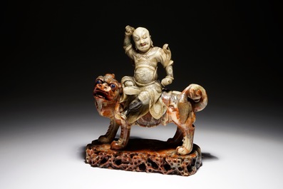 Une figure de l'immortel Vaishravana sur un lion bouddhiste en pierre de savon, Kangxi/Qianlong