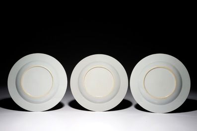 Trois assiettes en porcelaine de Chine famille rose aux d&eacute;cors de cerfs, Qianlong