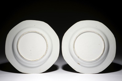 Une paire d'assiettes armoiri&eacute;es octagonaux en porcelaine de Chine, Qianlong