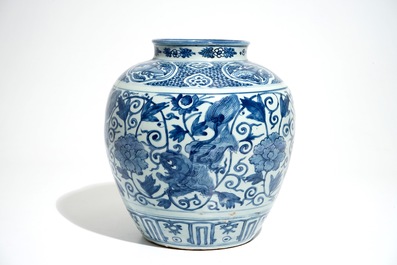 Un vase en porcelaine de Chine bleu et blanc aux lions bouddhistes et pivoines, Ming, Wanli