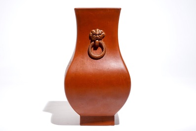 A Chinese Yixing stoneware fanghu vase with incised design, 19/20th C.