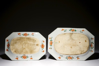 Deux plats octagonaux en porcelaine de Chine famille verte figurant La Grande Muraille, Kangxi