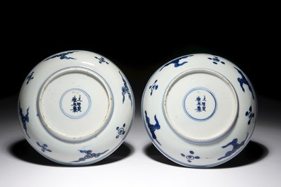 Een paar Chinese blauwwitte bordjes met floraal decor, Xuande merk, Wanli