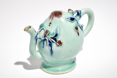 Een Chinese perzikvormige cadogan theepot in celadon, blauw en rood, 18/19e eeuw