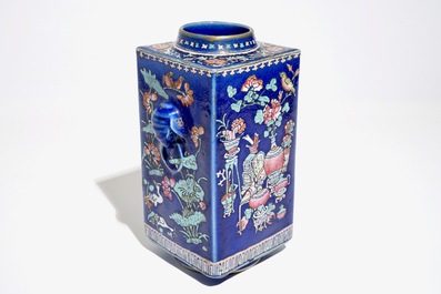 Een Chinese cong vaas met famille rose email op blauwe fondkleur, 19e eeuw