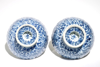 Une paire de bols sur piedouche en porcelaine de Chine bleu et blanc, Kangxi