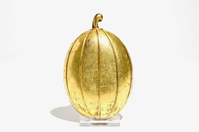 Une bo&icirc;te couverte en bronze dor&eacute; &agrave; d&eacute;cor de feuilles, 19/20&egrave;me