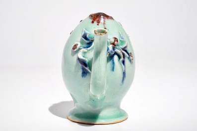Een Chinese perzikvormige cadogan theepot in celadon, blauw en rood, 18/19e eeuw
