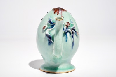 Une th&eacute;i&egrave;re en forme de p&ecirc;che en porcelaine de Chine bleu et rouge sur fond c&eacute;ladon, 18/19&egrave;me