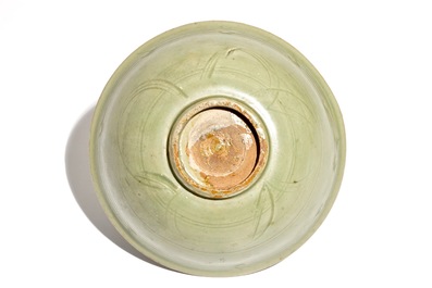 Een Chinese Longquan celadon kom met onderglazuur decor, Ming