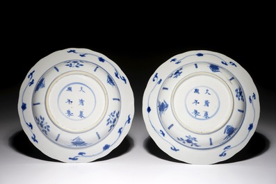 Een paar Chinese blauwwitte borden met floraal decor, Kangxi merk en periode