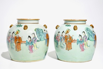 Une paire de pots couverts en porcelaine de Chine famille rose, 19&egrave;me