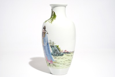 Un vase en porcelaine de Chine famille rose, marque de Ju Ren Tang, R&eacute;publique, 20&egrave;me