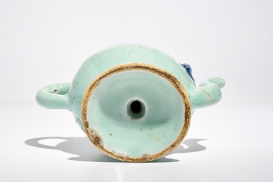 Une th&eacute;i&egrave;re en forme de p&ecirc;che en porcelaine de Chine bleu et rouge sur fond c&eacute;ladon, 18/19&egrave;me