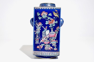 Un vase de forme cong en porcelaine de Chine famille rose sur fond bleu, 19&egrave;me