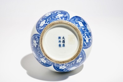 Een Chinese blauwwitte flesvormige vaas, Kangxi merk en periode