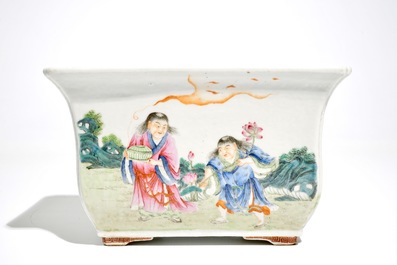Een Chinese famille rose jardini&egrave;re met figurendecor, Guangxu merk en wellicht periode