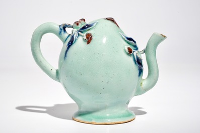 Een Chinese perzikvormige cadogan theepot in celadon, blauw en rood, 18/19e eeuw