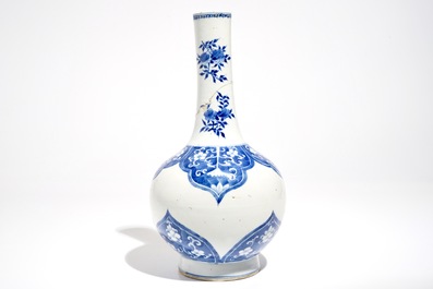 Un vase de forme bouteille en porcelaine de Chine bleu et blanc, marque et &eacute;poque de Kangxi