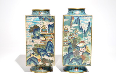 Een paar Chinese cloisonn&eacute; cong vazen, Qianlong merk, 19/20e eeuw