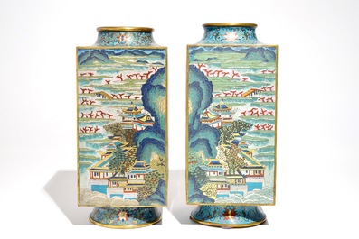 Een paar Chinese cloisonn&eacute; cong vazen, Qianlong merk, 19/20e eeuw