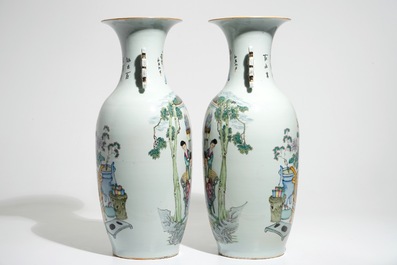 A pair of tall Chinese famille rose vases with figures and antiquities, 19/20th C.
