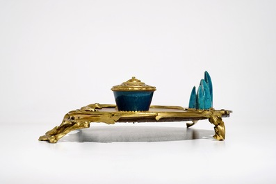 Een Louis XV inktstel met lakwerk en turquoise Chinees porselein gemonteerd in verguld brons, Kangxi en ca. 1740