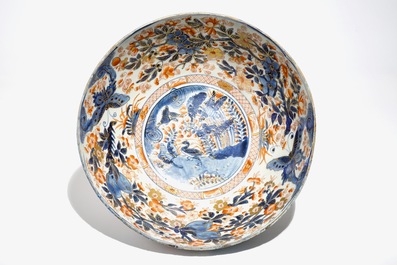 Een overgedecoreerde Chinese blauwwitte kraakporseleinen kom, Wanli