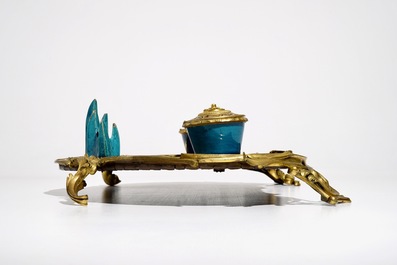 Een Louis XV inktstel met lakwerk en turquoise Chinees porselein gemonteerd in verguld brons, Kangxi en ca. 1740