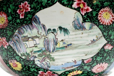 Een grote Chinese famille rose kom met fijn figuratief decor, Yongzheng