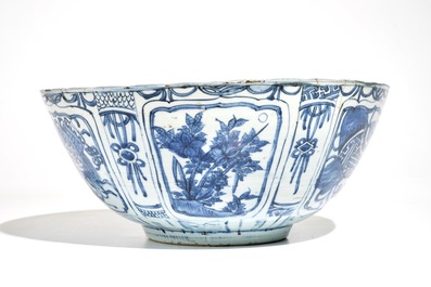 Un grand bol en porcelaine de Chine bleu et blanc de type Kraak, Wanli