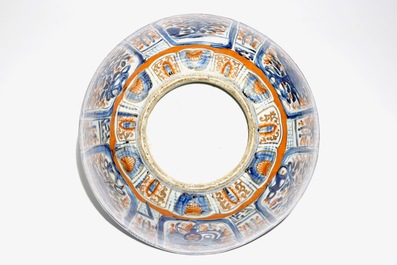 Un bol surd&eacute;cor&eacute; en porcelaine de Chine bleu et blanc de type Kraak, Wanli