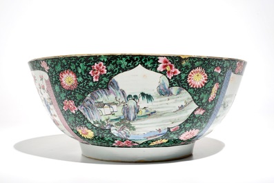 Un grand bol en porcelaine de Chine famille rose &agrave; d&eacute;cor figuratif, Yongzheng