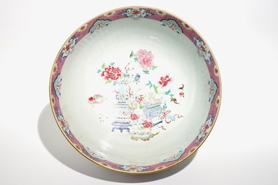 Un grand bol en porcelaine de Chine famille rose &agrave; d&eacute;cor d'antiquit&eacute;s, Yongzheng