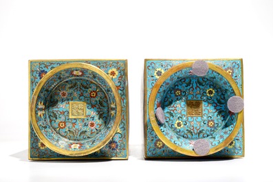 Une paire de vases de forme cong en cloisonn&eacute;, marque de Qianlong, Chine, 19/20&egrave;me