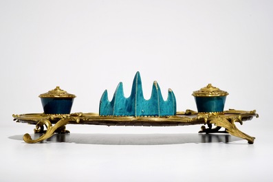 Un &eacute;critoire Louis XV en porcelaine de Chine turquoise monochrome, laque et bronze ormolu, Kangxi et vers 1740