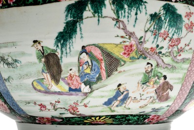 Een grote Chinese famille rose kom met fijn figuratief decor, Yongzheng