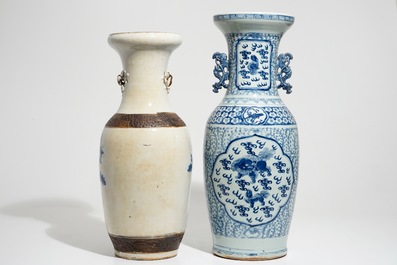 Deux grands vases en porcelaine de Chine bleu et blanc, 19/20&egrave;me