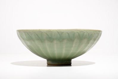 Un bol lotus en porcelaine de Chine c&eacute;ladon de Longquan, Ming