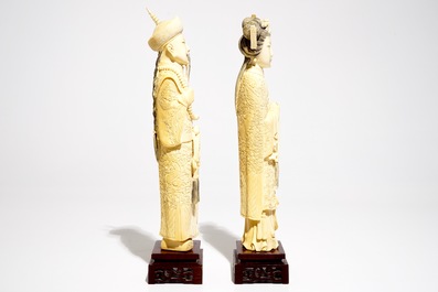 Une paire de figures en ivoire sculpt&eacute; de l'emp&eacute;reur et sa femme, Chine, d&eacute;but du 20&egrave;me