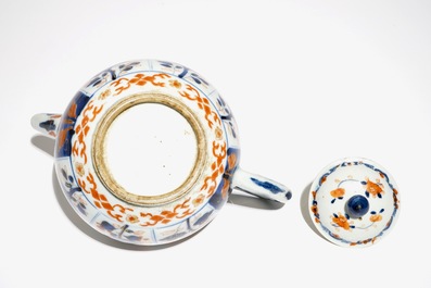 Une grande th&eacute;i&egrave;re couverte en porcelaine de Chine de style Imari, Kangxi