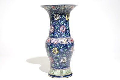 A Chinese porcelain famille rose enamel on blue-ground yenyen vase, 18/19th C.