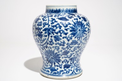 Een Chinese blauwwitte vaas met lotusslingers, Kangxi