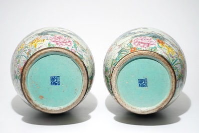 Une paire de tr&egrave;s grands vases millefleurs en porcelaine de Chine famille rose, 19&egrave;me
