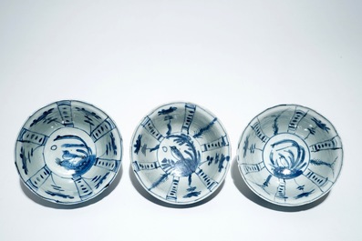 Trois bols &quot;au corbeau&quot; en porcelaine de Chine bleu et blanc de type kraak, Wanli