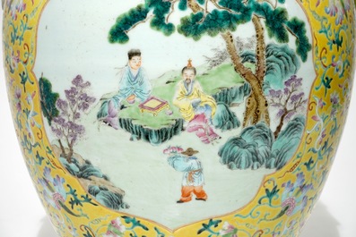 Een grote Chinese famille rose vaas met een tijger op gele fondkleur, Qianlong merk, 19e eeuw