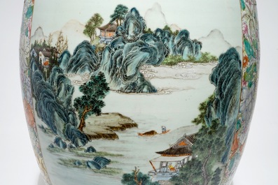 Een paar erg grote Chinese famille rose millefleurs vazen met landschapspanelen, Qianlong merk, 19e eeuw