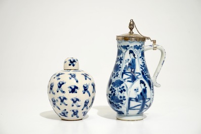 Quatre assiettes, une verseuse et un pot couvert en porcelaine de Chine bleu et blanc, Kangxi