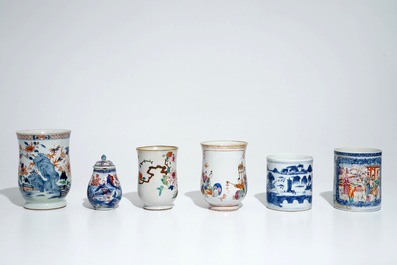 Cinq chopes et une verseuse en porcelaine de Chine famille rose et bleu et blanc, Qianlong et post&eacute;rieur